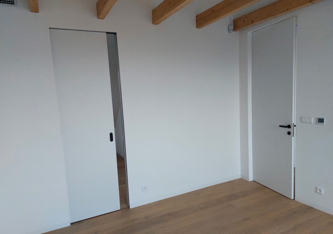 Skryté zárubne pre biele dvere – výhody a dizajn