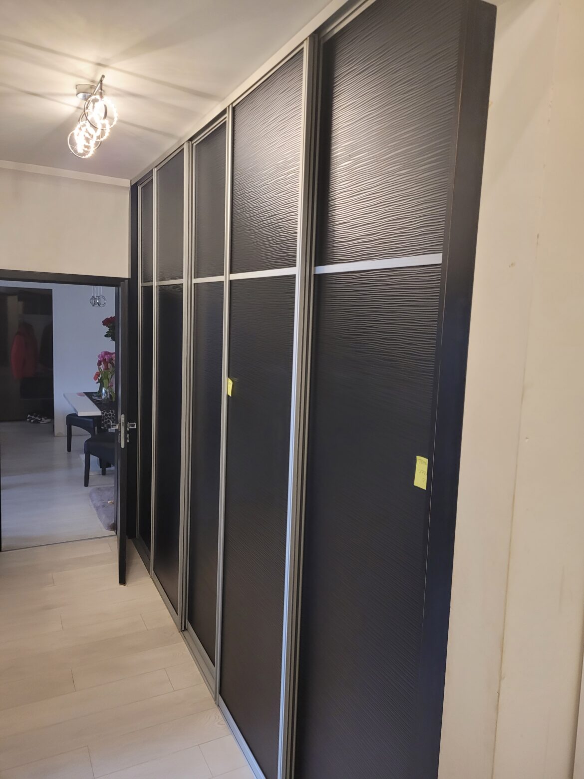 Dvere do šatníka – moderné riešenia pre úložné priestory