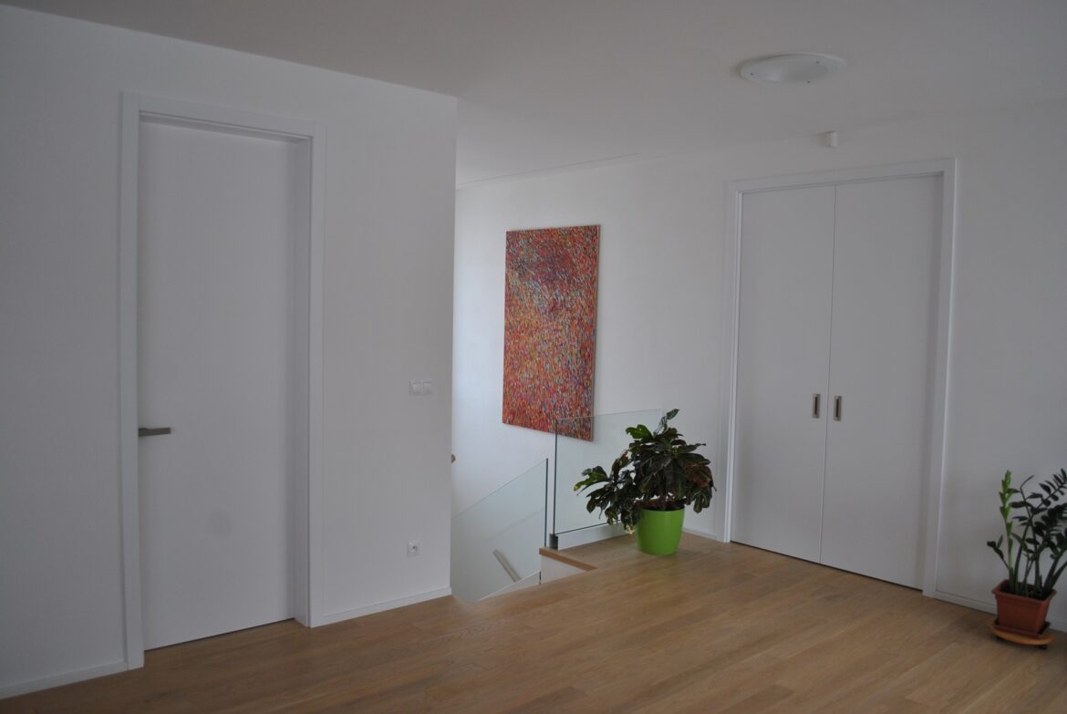 Trendy v bielych dverách pre rok 2025