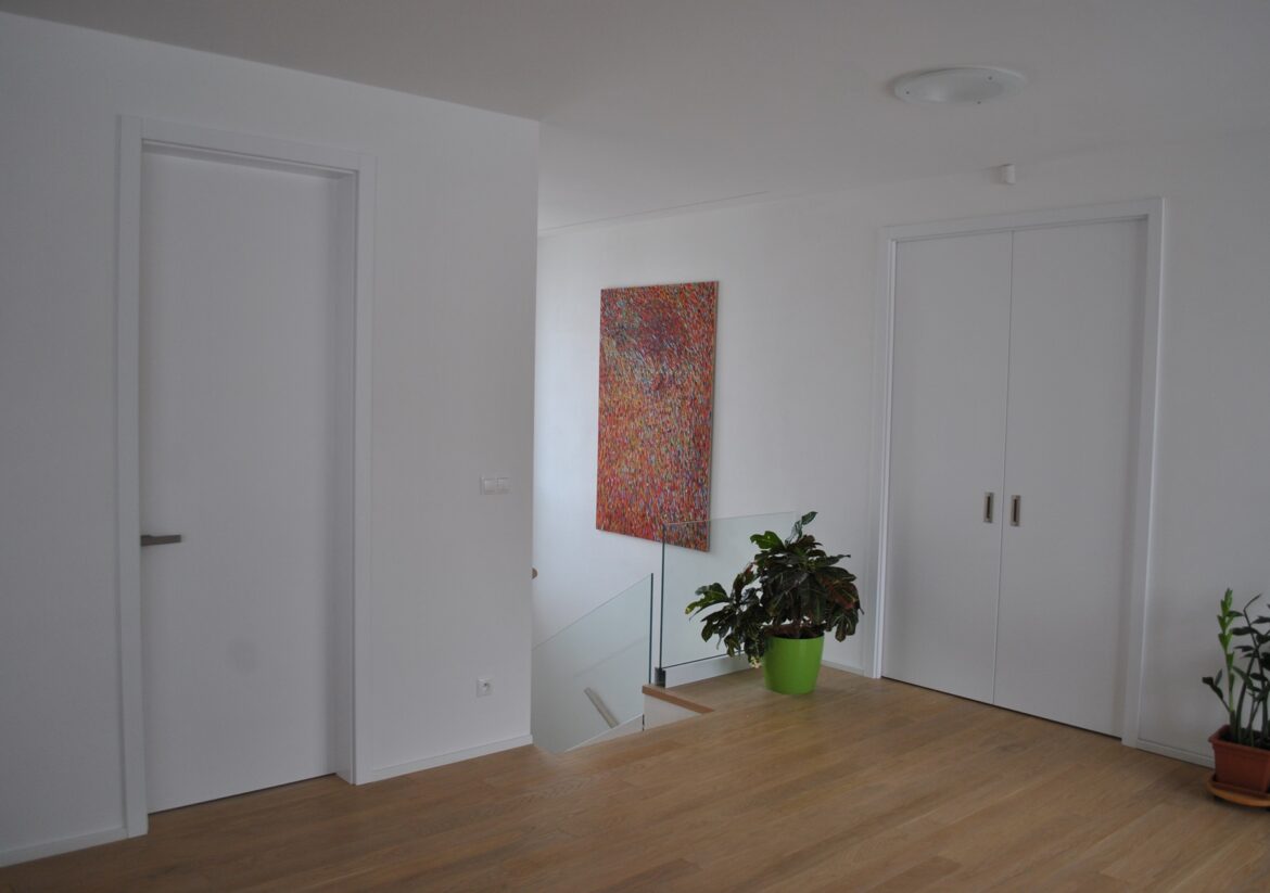 Trendy v bielych dverách pre rok 2025