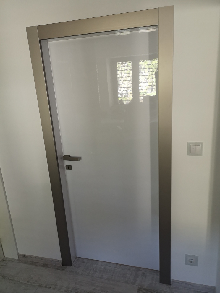 Dvere s rámom z hliníka – prečo sa oplatia?