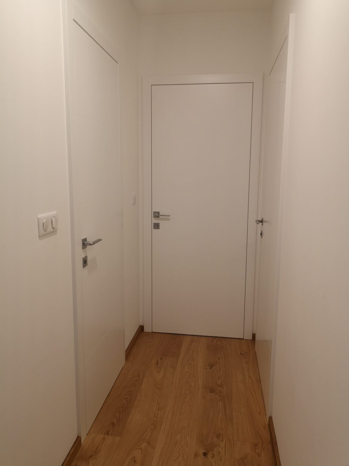 Úzka chodba? Tieto typy dverí vám ušetria miesto