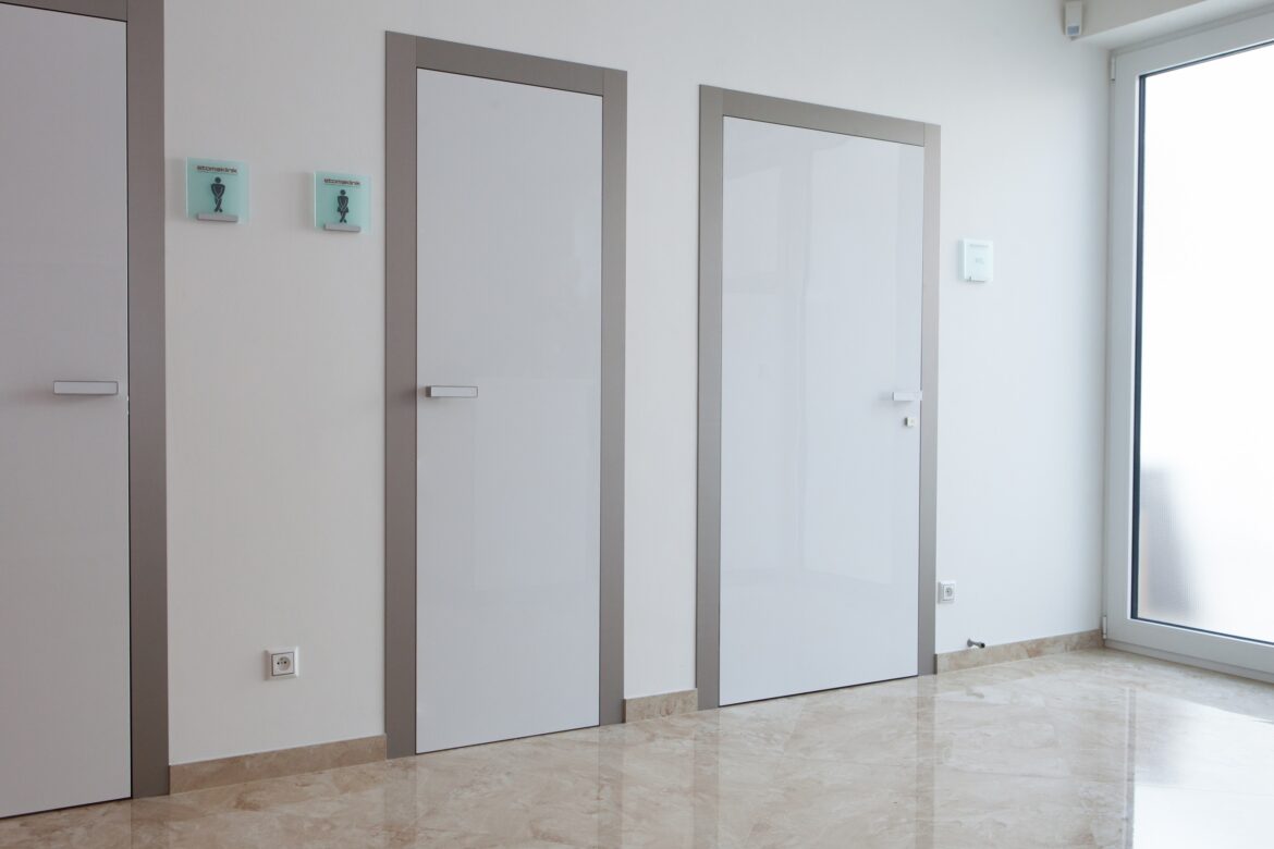 Výhody bielych interiérových dverí v moderných domácnostiach
