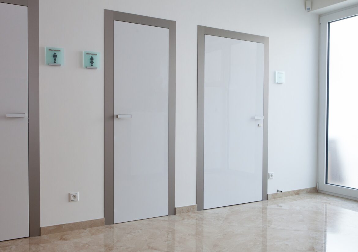 Výhody bielych interiérových dverí v moderných domácnostiach