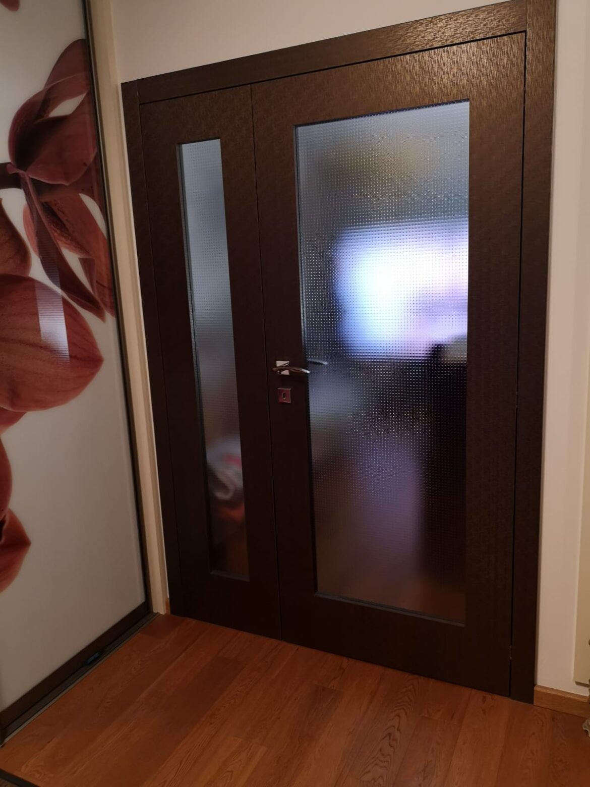 Kombinácia dverí a tapety – tipy od dizajnérov